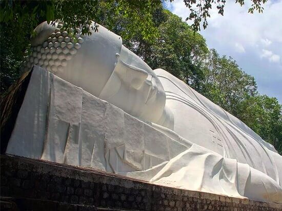 Лежачий будда на гору Таку: экскурсия