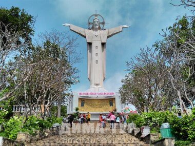 Католические соборы во Вьетнаме. Статуя Иисуса в Вунгтау