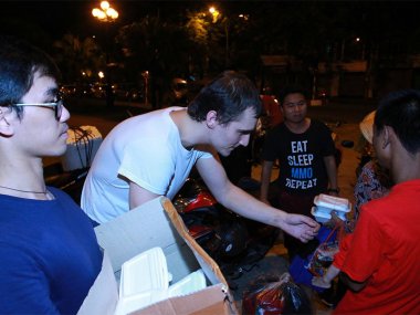 Англичанин, помогающий бездомным в Ханое: Кристофер Экс и Help Hanoi's Homeless