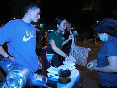 Англичанин, помогающий бездомным в Ханое: Кристофер Экс и Help Hanoi's Homeless