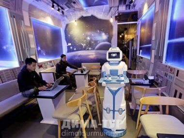 Робот-официант во вьетнамском кафе в Ханое